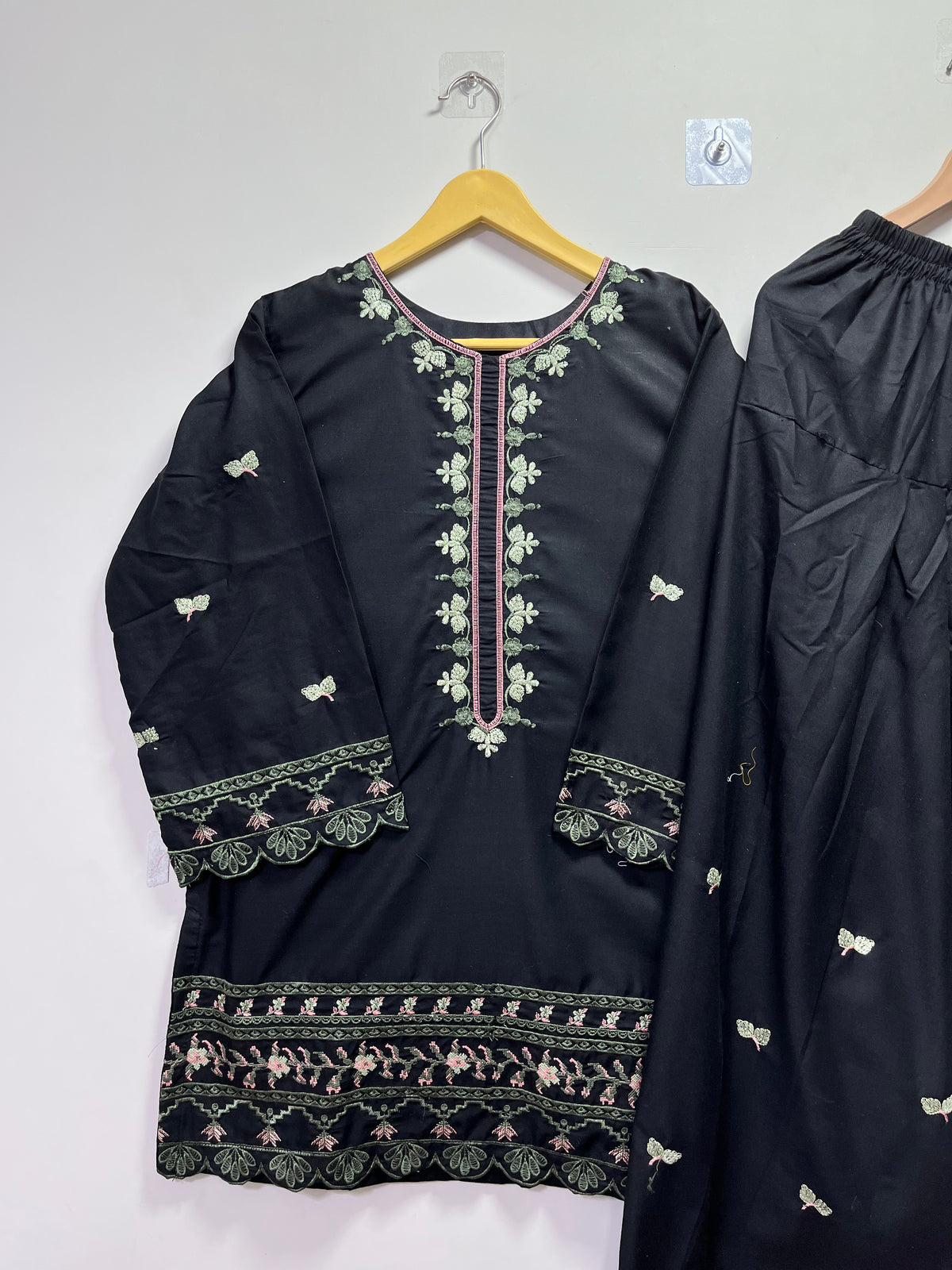 Aura Black |Article No D-341