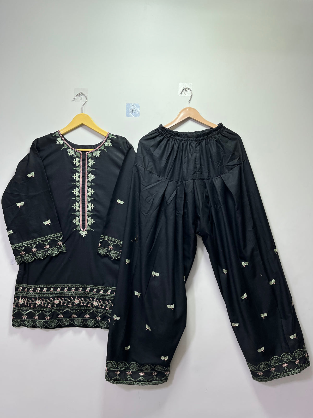 Aura Black |Article No D-341
