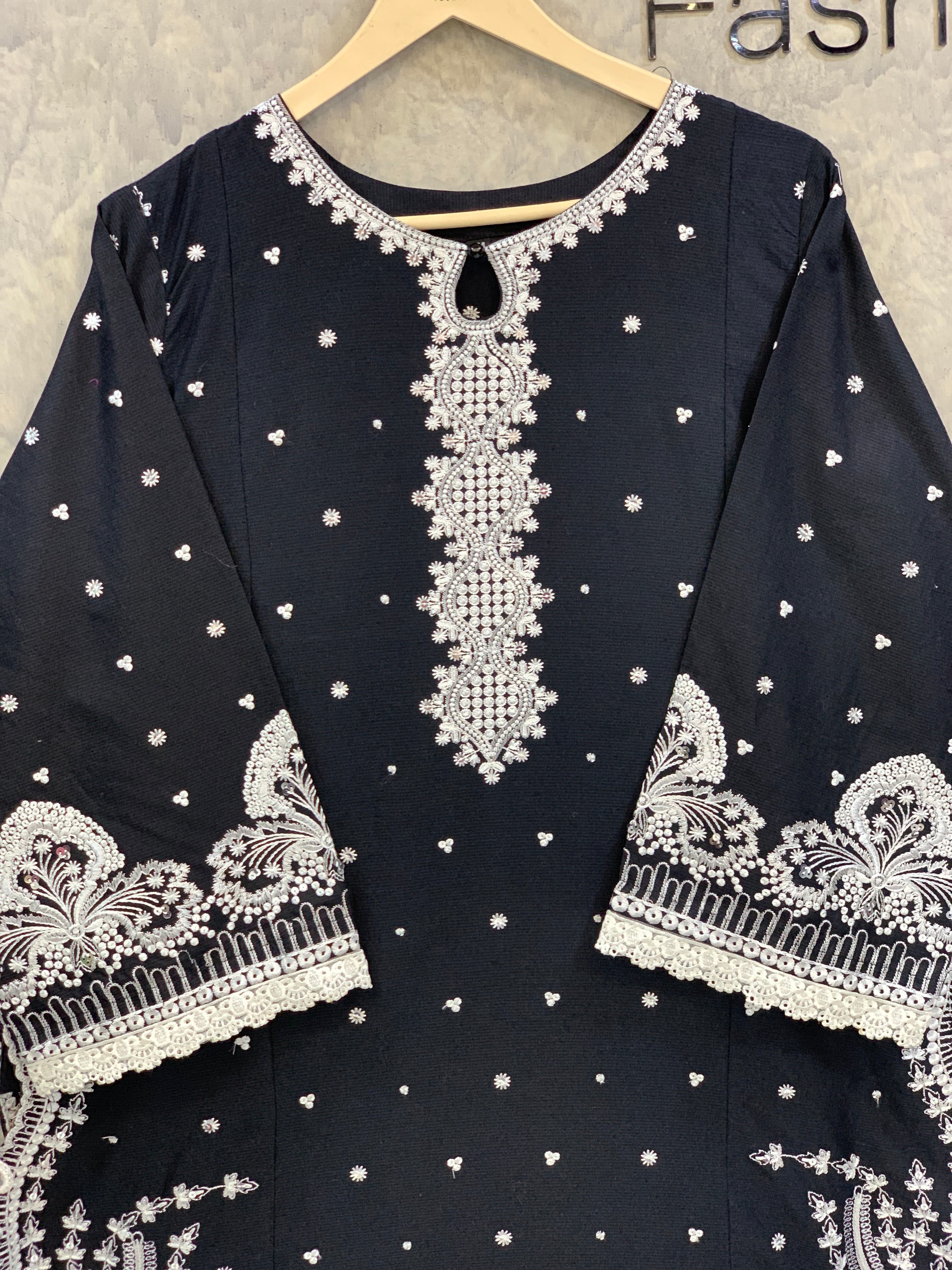 Zarqash Noir | Article No. D-0042