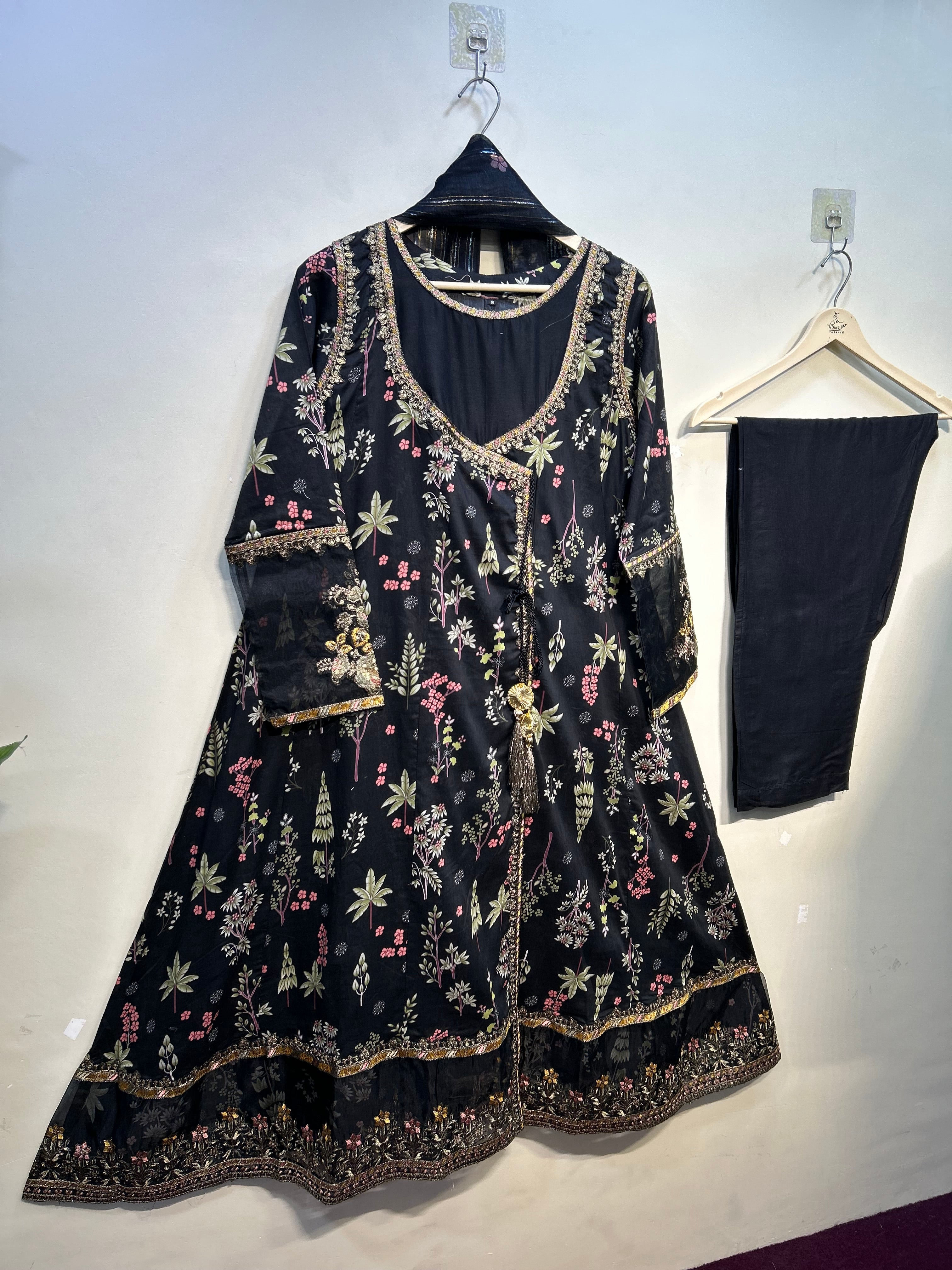 Charcoal Floral Majesty |Article D-1005