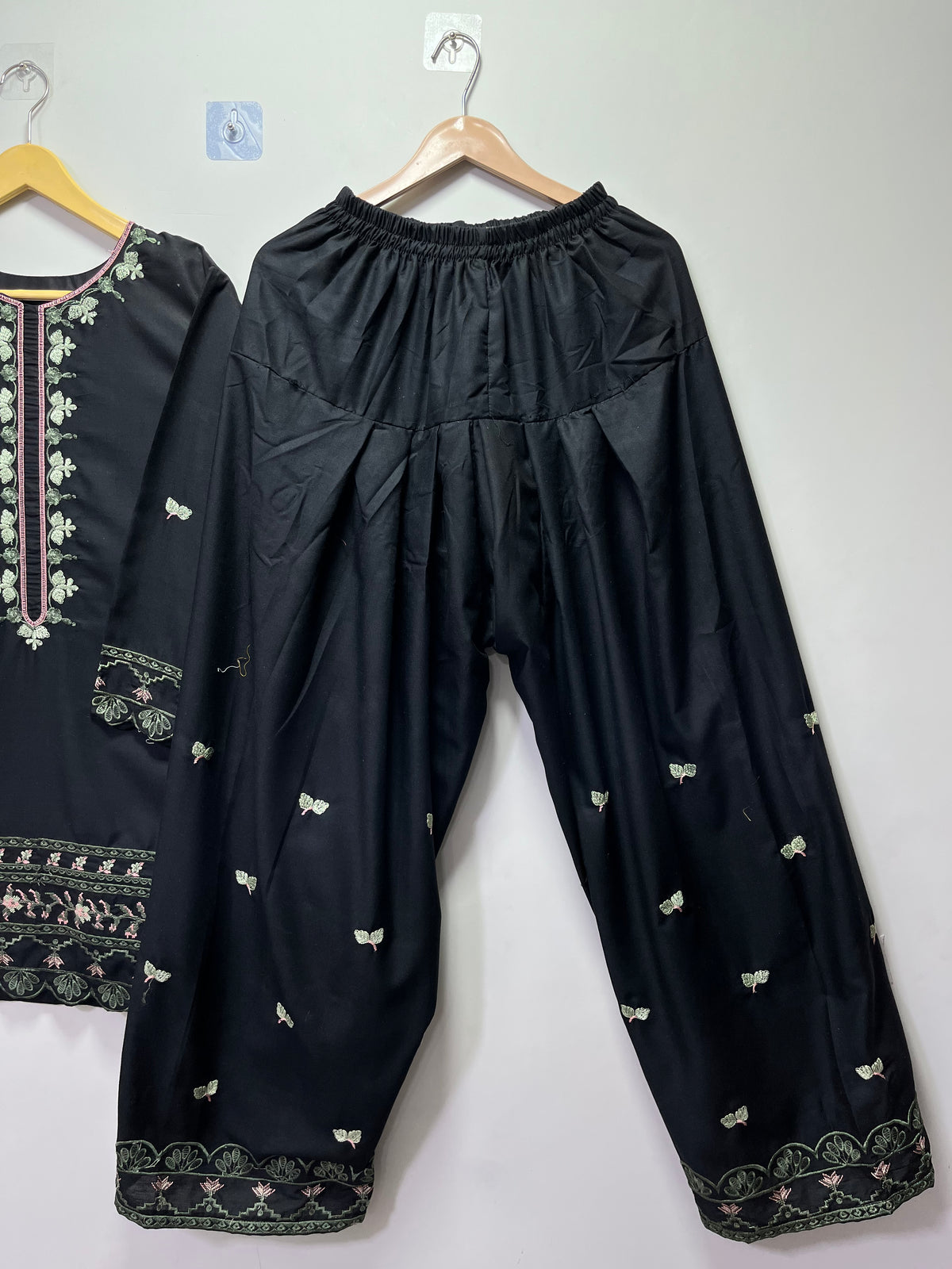 Aura Black |Article No D-341