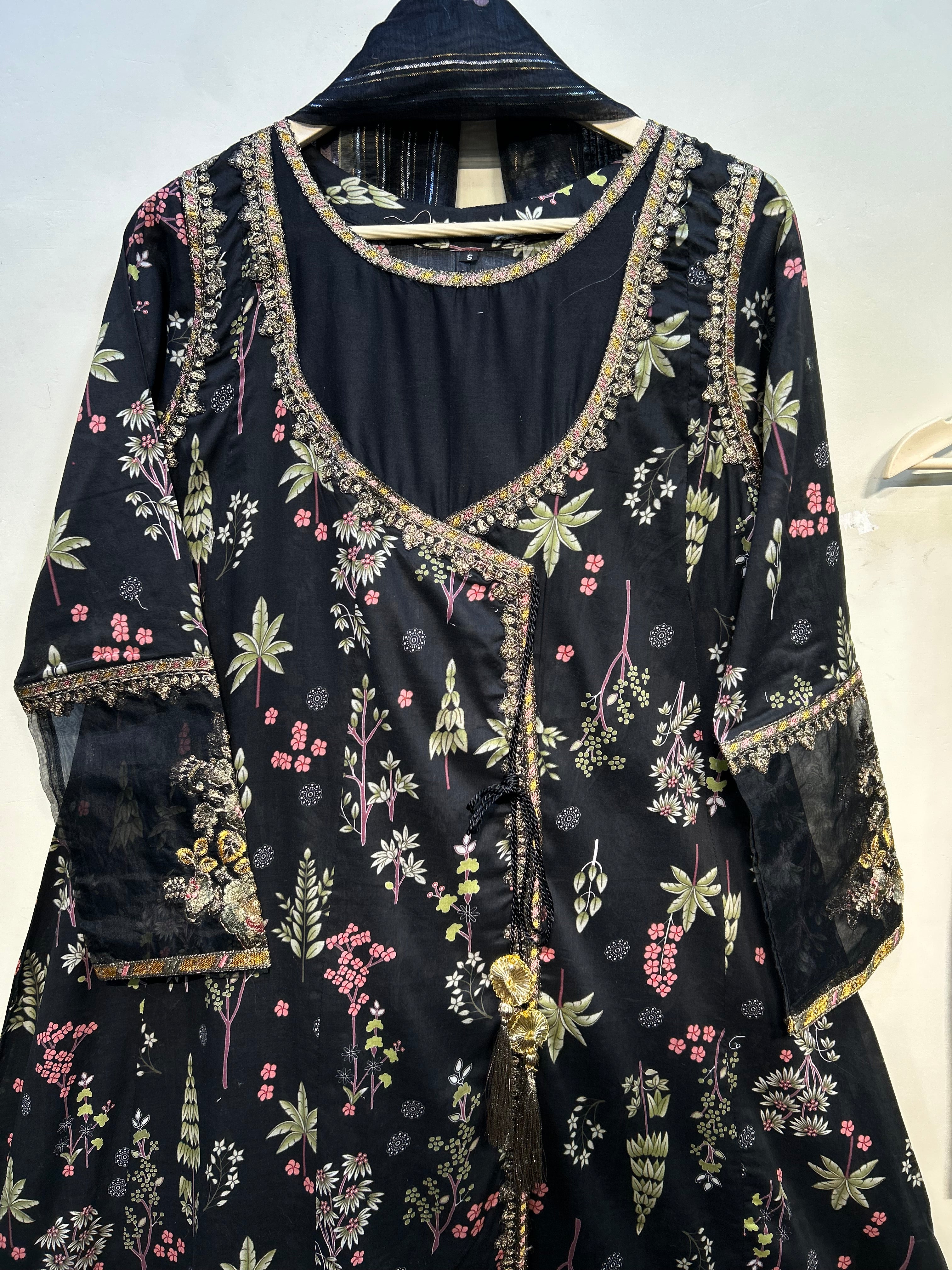 Charcoal Floral Majesty |Article D-1005